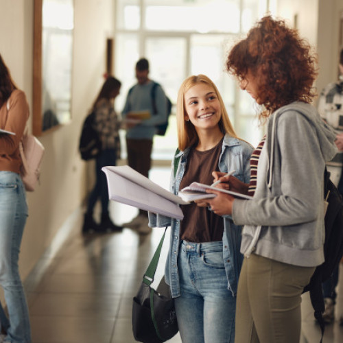 Elevii de clasa a VIII-a depun dosarele pentru admitere la liceu în perioada 24 - 29 iulie, după publicarea rezultatelor repartizării computerizate. Potrivit Ministerului Educației, după afisarea rezultatelor, elevii admiși trebuie să confirme locul prin depunerea dosarului, proces care se desfășoară în aceași perioadă. Licee renumite precum Colegiul Național &quot;Sfântul Sava&quot;, &quot;Gheorghe Lazăr&quot;, &quot;Tudor Vianu&quot; sau Colegiul &quot;Spiru Haret&quot; rămân în topul preferințelor elevilor, datorită calității educației și rezultatelor bune la examenele naționale.