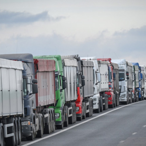 Restricții de circulație pentru autovehiculele de peste 7,5 tone pe autostrăzi și drumuri naționale din 15 județe din cauza caniculei