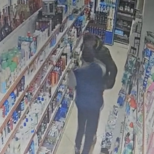 Doi bărbați surprinși în timp ce furau produse dintr-un magazin din Cluj-Napoca