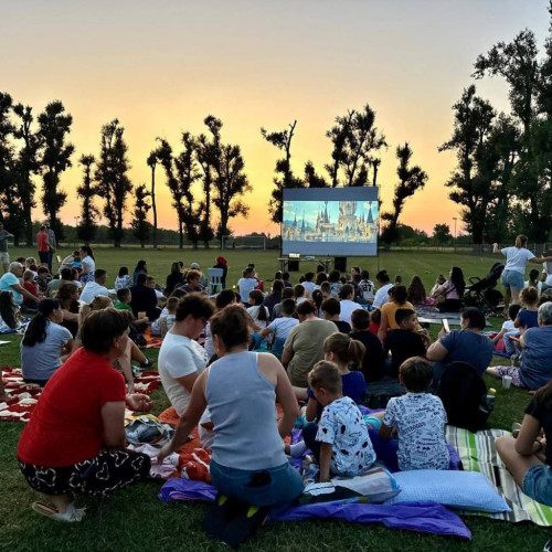 prima seară de cinema în aer liber, un succes pentru comuna Gura Ocnitei