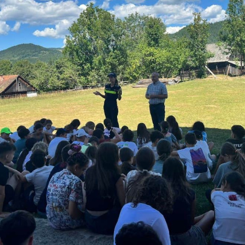 mai mult de 400 de copii primesc sfaturi utile de la polițiștii din Alba în tabere și case de tip familial