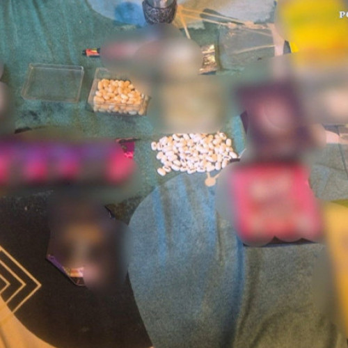 Un polițist de la Vama Siret a fost arestat preventiv pentru 30 de zile, fiind acuzat că face parte dintr-o rețea de trafic de droguri de mare risc. Potrivit anchetatorilor, acesta și un cetățean ucrainean au introdus droguri în țară încă din 2022, trecând peste frontiera prin Vama Siret. Se pare că rețeaua s-a extins, fiind cooptate și alte persoane, inclusiv fosta sa soție, care se află acum în arest la domiciliu, relatează digi24.ro.