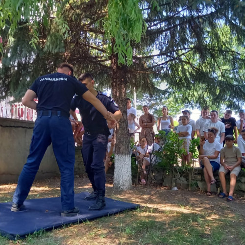 jandarmii botoșăneni petrec o după-amiază cu tinerii participanți la programul de tabere arc