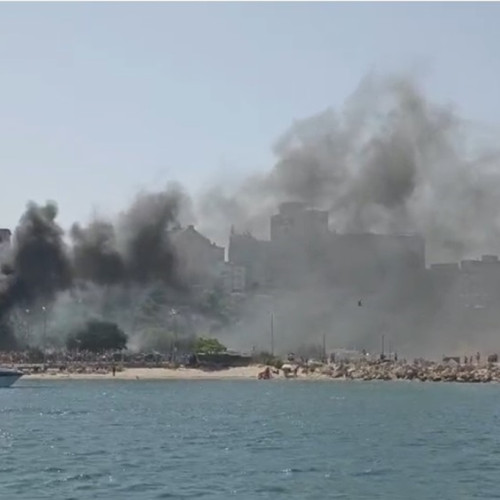 Incendiu la plaja modern din Constanța, două autoturisme distruse de flăcări