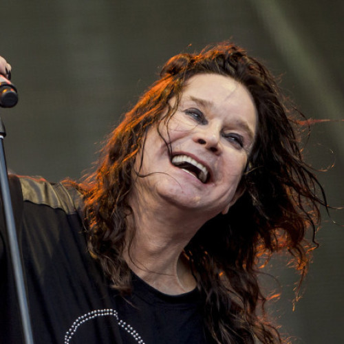 Escroci ucraineni au fost acuzați de fraude cu fanii lui Ozzy Osbourne, după ce au creat o poveste falsă despre o colectă pentru înmormântarea muzicianului. Potrivit unor informații recente, un astfel de narativ a fost răspândit online și a fost inițial atribuit unei surse din Rusia. Bloggerii ruși au falsificat un articol de pe site-ul Sky News și un reportaj video de la Birmingham Live, încercând să demonstreze că undează bani pentru Ozzy Osbourne.