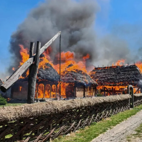 Incendiu puternic în Cizer, Salaj: școala și clădiri de patrimoniu distruse parțial