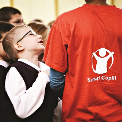 campania „suna-i zilnic!” sprijină copiii rămași în țară după plecarea părinților la muncă în străinătate