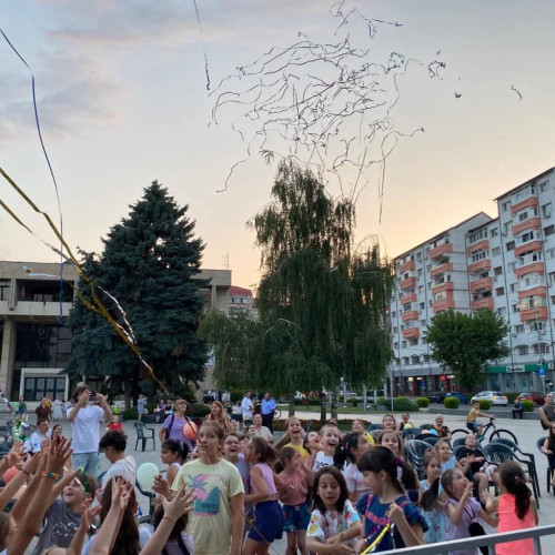 Festivalul de teatru pentru copii "Mimesis Fest" se încheie astăzi, după patru zile pline de veselie și personaje de poveste. Evenimentul, aflat la cea de-a IX-a ediție, a avut loc în piața "Mihai Viteazul" din Târgoviște, care a devenit o scenă în aer liber pentru micii spectatori.