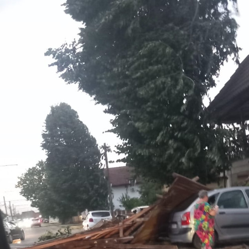 Vântul puternic a smuls acoperișul unei case din Târgu-Jiu