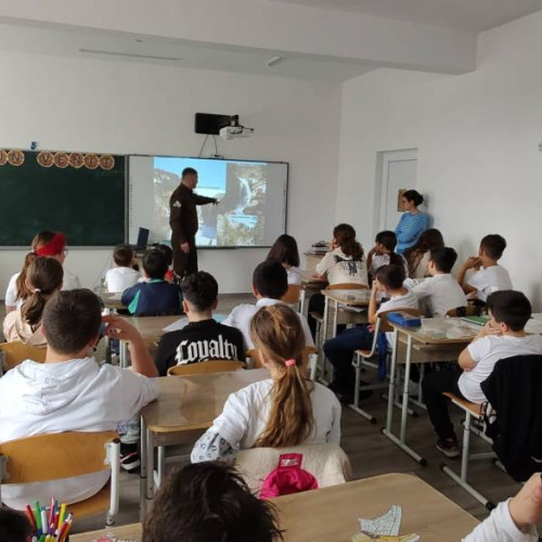 Elevii din Buciumeni descoperă secretele Parcului Natural Bucegi în cadrul proiectului 'Școala altfel