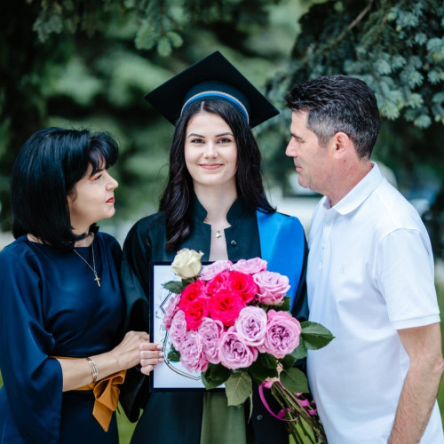 Mariuca, fiica senatorului Doina Federovici, a intrat în trei facultăți de matematică și fizică