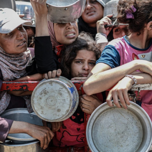 O fetiță de cinci luni, pierdută din cauza foametei în Gaza, a fost înmormântată de mamă într-un ritual plin de durere, după ce a fost adusă decedată la spital. Potrivit Agenției Associated Press, citată de news.ro, bebelușul Esraa Abu Halib cântărea mult mai puțin decât la naștere, fiind abia peste 2 kilograme, de la peste 3 kilograme cât avea la naștere.