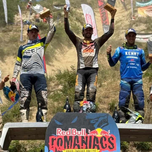 Mani Lettenbichler a câștigat pentru a șaptea oară Red Bull Romaniacs 2025, consolidându-și poziția de cel mai premiat participant al acestei competiții. Evenimentul, considerat cea mai dură cursă de hard enduro din lume, s-a desfășurat în totalitate în Munții Carpați, în jurul orașului Sibiu, după un prolog spectaculos în centrul orașului.