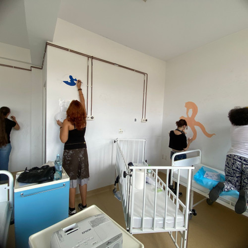 Elevii de la liceul de artă "Victor Brauner" aduc culoare în saloanele secției de pediatrie a Spitalului Județean Piatra Neamț