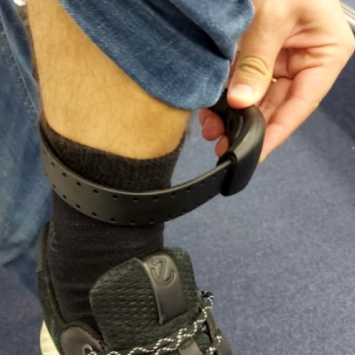 Zeci de agresori din Botoșani, monitorizați cu brățări electronice