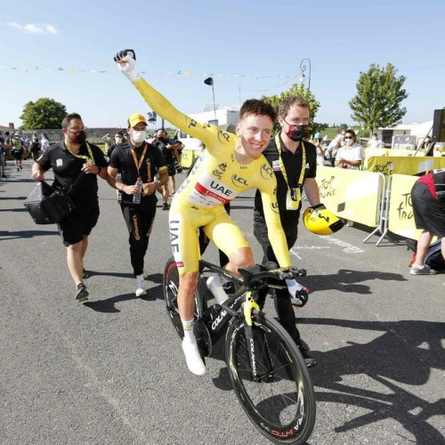 Tadej Pogacar își apropie cel de-al patrulea titlu în turul Franței, după ce a încheiat în siguranță penultima etapă de sâmbătă și și-a menținut avantajul important față de rivalul său, Jonas Vingegaard. Potrivit agenției AP, preluată de news.ro, ciclistul slovac a ajuns la linia de sosire cu aproximativ șapte minute înaintea lui Vingegaard, în timp ce câștigătorul etapei a 20-a, Kaden Groves, a reușit să plece într-o evadare solo târzie și să își claim un succes important.