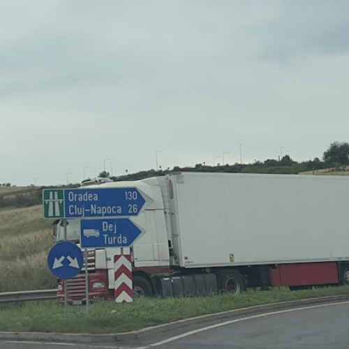 Accident pe autostradă la Nădășel: un camion a rămas defect, blocând traficul