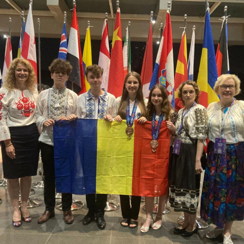 Eva Tudor, eleva la Liceul Teoretic Ovidius din Constanța, va reprezenta România la Olimpiada Internațională de Biologie din Filipine, după ce a obținut rezultate remarcabile la un concurs internațional de prestigiu. Competiția, recunoscută la nivel mondial pentru nivelul său de dificultate, a adus împreună elevi de elită din peste 30 de țări, potrivit notează ziarulamprenta.ro.