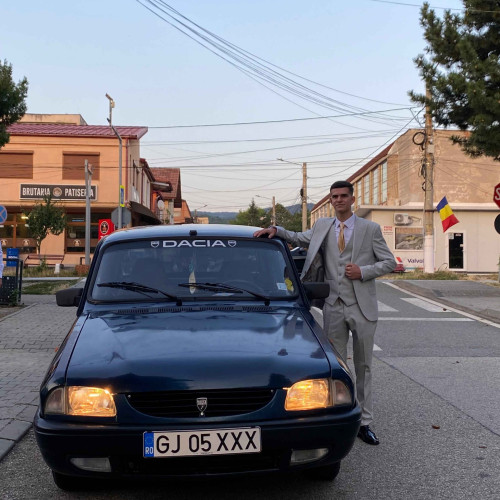 Ionuț Șerban a împlinit 18 ani și a ales să sărbătorească acest moment într-un mod special, implicându-se în viața civică și politică în orașul său natal, Bumbești-Jiu. Potrivit asingorj.ro, tânărul a fost numit recent președinte al organizației de tineret a partidului AUR din localitate.
