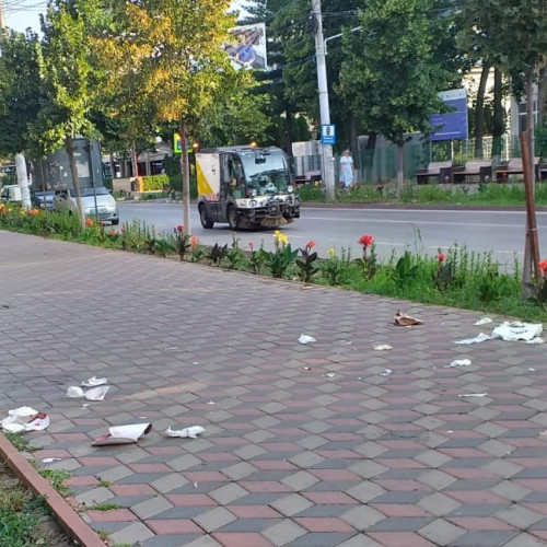 Nemulțumiri ale locatarilor din Botoșani din cauza mizeriei din jurul unui fast food