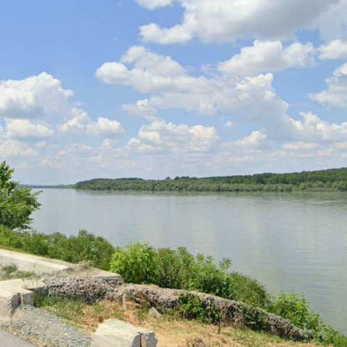 Suprafața disponibilă pentru închiriere în zona Rasova, situată în albia minoră a Dunării, acoperă 18.299 metri pătrați. Contractul de închiriere va avea o durată de două ani, iar oferte pot fi depuse până pe 14 august 2025, ora 16:00. Licitația va avea loc pe 18 august 2025, la ora 10:00.