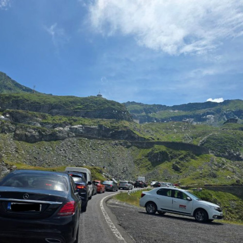 Traffic intens spre Balea duce la cozi uriașe pe drumurile montane