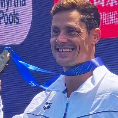 Constantin Popovici a câștigat medalia de bronz la Campionatul Mondial de natație de la Singapore, în competiția de sărituri de la mare înălțime, cu un punctaj total de 408,70. Titlul mondial a fost adjudecat de americanul James Lichtenstein, cu 428,90 puncte, iar argintul a revenit spaniolului Carlos Gimeno, cu 425,30 puncte.