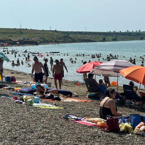 O plajă naturală pe Prut, la barajul de la Stanca Costești, în județul Botoșani, atrage tot mai mulți vizitatori