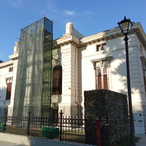Casa Artelor din Galați va fi redeschisă pe 1 septembrie, după ce fațada a fost refăcută. La sfârșitul săptămânii trecute, a început reparația ornamentelor deteriorate ale clădirii. Potrivit site-ului viata-libera.ro, Primăria Galați a semnat un contract de 565.000 de lei fără TVA pentru lucrările de renovare la fațada de vest a imobilului situat pe strada Domnească nr. 58.