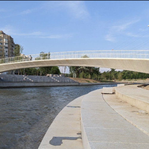 Mod de fixare a ghivecelor de flori de pe Podul Rozelor, în atenția cetățenilor din Cluj-Napoca