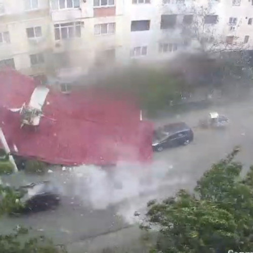 Furtună violentă în Calafat: un om s-a salvat la limită