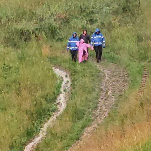 bărbat și copil din botoșani, salvați de jandarmi după ce s-au blocat pe munte