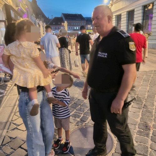 Băiețel pierdut în Piața Sfatului, reunit cu mama sa în siguranță