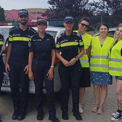 activitate de informare a proprietarilor de câini în Alba Iulia de către voluntarii „Prietenii lui Azor”