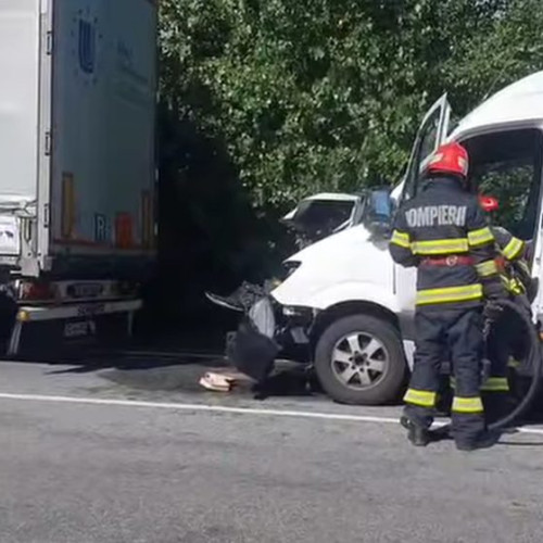 Accident pe DN 6: coliziune între un autotren și un microbuz în Mehedinți