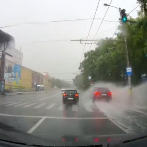 Peripeție pe o stradă din Cluj după ploaia torențială
