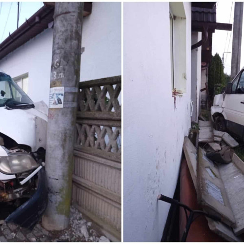 accident rutier în Alba Iulia: autoutilitară a distrus gardul unei case și a lovit un stâlp de electricitate