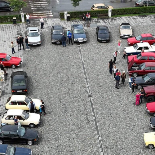 parade a vehiculelor de epoca la campeni în cadrul evenimentului „retromobil vine în orașul tău”