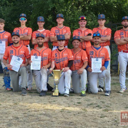 Thunder Wolves Botoșani a câștigat Cupa României la baseball pentru seniori, consolidându-și poziția de lider național. Învingând clar în finala de la Călărași, echipa botoșăneană s-a calificat și pentru competițiile europene din sezonul viitor. Potrivit monitorulbt.ro, performanța lor a fost remarcabilă, cu victorii spectaculoase: 16-6 împotriva celor de la Grizzlies Brașov și 6-0 contra CS Leaders Călărași. Aceste rezultate subliniază valoarea echipei și a lotului, conform declarațiilor oficialilor.