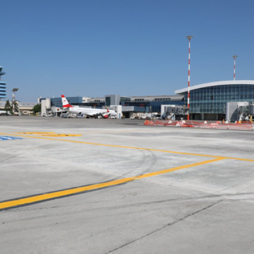 O pistă a Aeroportului Henri Coanda, de pe Otopeni, a fost închisă temporar pentru lucrări de reparații, chiar în plin sezon de vacanță. Potrivit corespondentului Digi24 Sebastian Boldea, lucrările includ asfaltarea pistei și înlocuirea lampilor de balizaj și vor dura întreaga săptămână. În acest interval, aeroportul va funcționa cu o singură pistă, pentru aterizări și decolări.