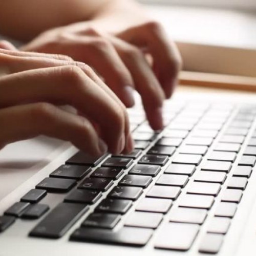 O femeie de 50 de ani, victima a unei infracțiuni de înșelăciune și acces ilegal la un sistem informatic, a alertat poliția pe 25 iulie. Potrivit sursei, agenții din cadrul Serviciului de Investigații Criminale au fost contactați de femeie, care a spus că a fost păcălită de persoane necunoscute.