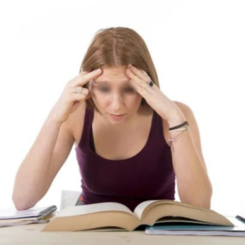 tânără absolventă de liceu își exprimă temerile legate de viitor pe o platformă online