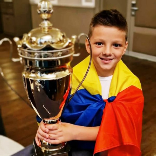 Un copil de 8 ani din Focșani impresionează prin performanțe la aritmetica mentală și șah