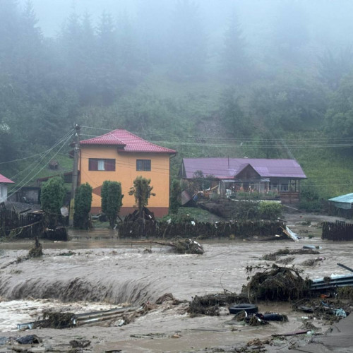 Victimă și evacuări din cauza inundațiilor în județele Suceava și Neamț