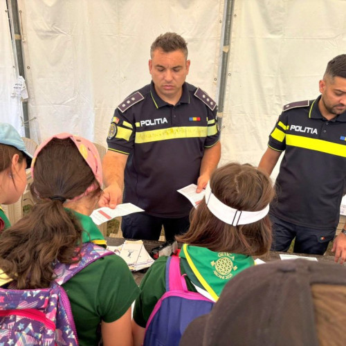 polițiști și jandarmi au organizat activități de prevenție pentru copii în comuna Arcani