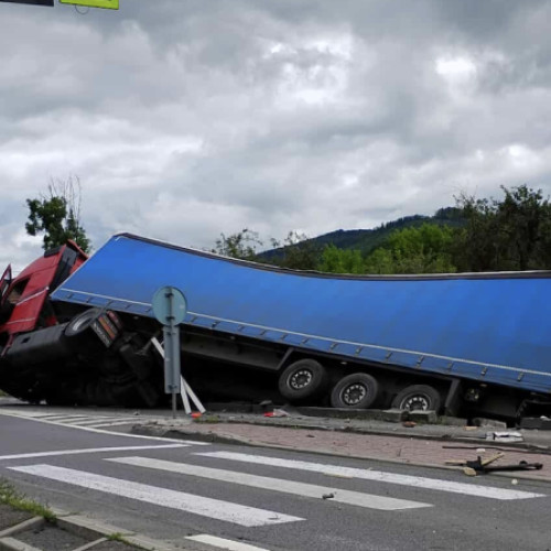 Trafic blocat pe DN1 în localitatea Ciucea din cauza unui accident rutier