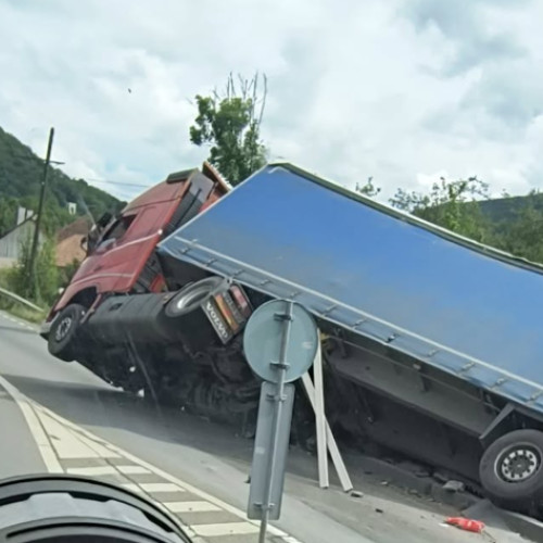accident rutier cu camion rasturnat în comuna Ciucea, județul Cluj