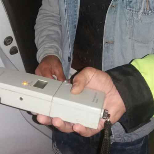 Șofer beat a intrat cu mașina înautru a două autoturisme parcate, în Galați