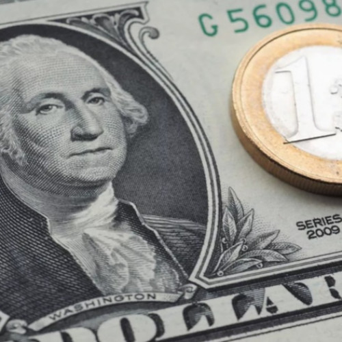 Cursul euro stagnează de aproximativ o lună în jurul valorii de 5,07 lei, potrivit unor surse financiare. După primul tur al alegerilor prezidențiale, multe fonduri străine au părăsit piața locală, dar acum s-au întors, ceea ce a permis Băncii Naționale a României (BNR) să-și refacă rezervele valutare. În perioada respectivă, BNR a vândut aproximativ 8 miliarde de euro pentru a însoți deprecierea leului, noteaza viata-libera.ro.