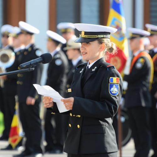 Ceremonia de absolvire a studentilor militari ai Promotiei 2025 "Regina Maria" a avut loc recent, marcând un moment important pentru tinerii ofițeri nou desemnați. În cadrul evenimentului, aceștia au primit primul grad de ofițer, fiind recunoscuți pentru efortul și pregătirea lor.